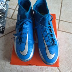 Kids Nike Soccer Cleats With Shin Guards Size 5.5Y