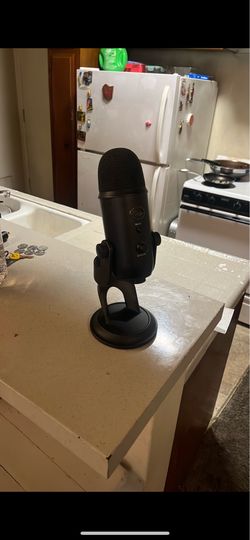 Official Blue Yeti Microphone (Black)