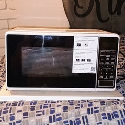 Mainstays 0.7 Cu ft Compact Countertop Microwave Oven, White
