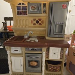 Toy Kitchen and Kitchen Play Accessories