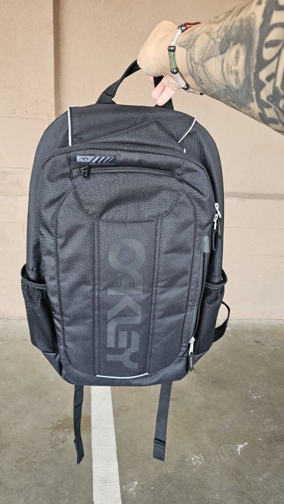 Oakley Enduro 3.0 BackpackExcellent condition
As shown in pictures