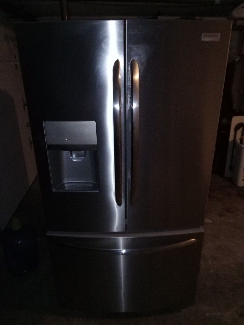 3 Yr Old Frigidaire Stainless Steel 25.7 Cu Ft Side By Side Fridge/Freezer On Bottom 