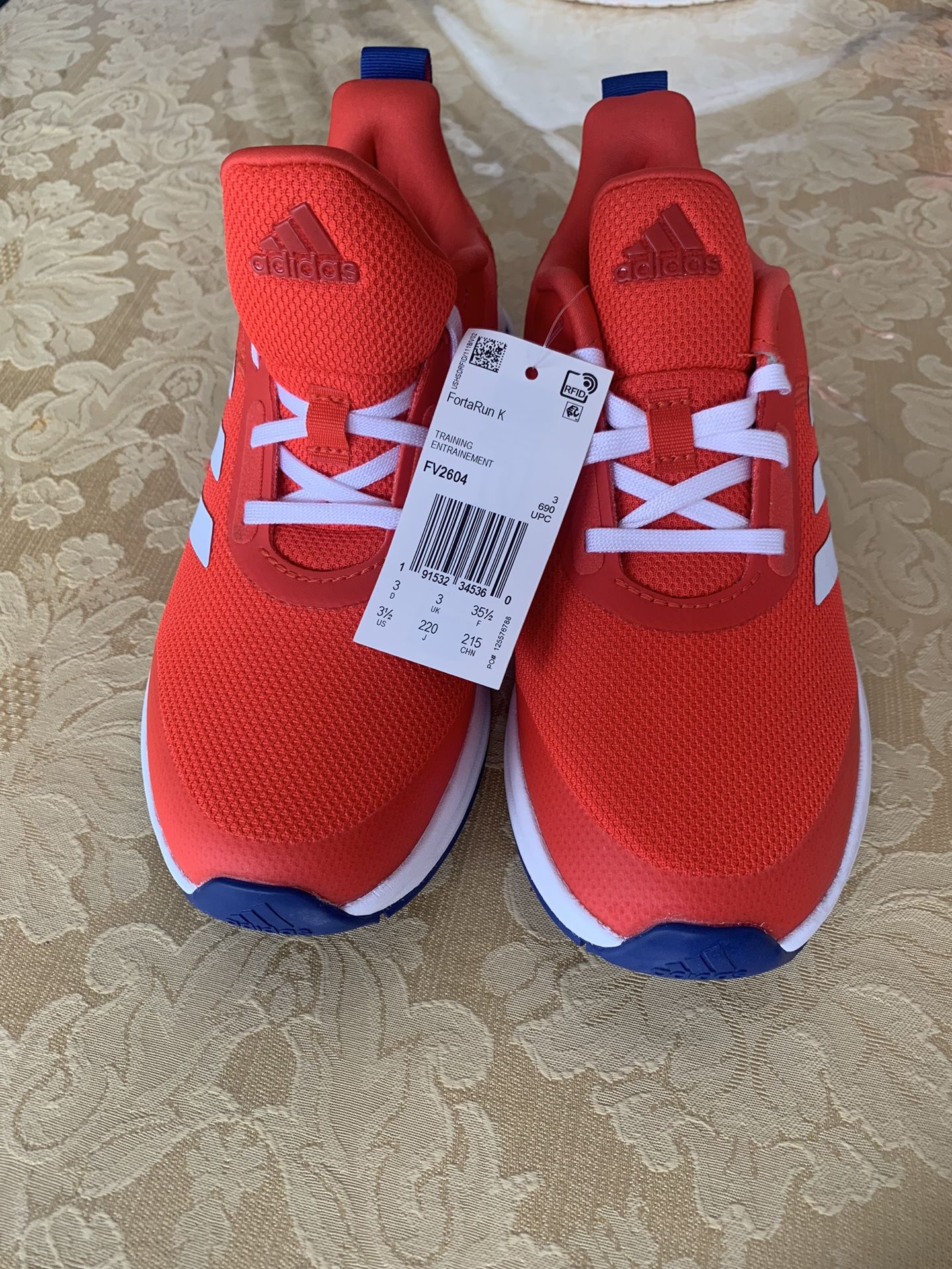 New Boy Adidas Shoes Size:3.5Y Adidas Nuevos Para Niño Talla: 3.5Y Oxnard, California $35