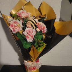 RAMO DE MINI ROSAS C/MUÑEQUITO Y CHOCOLATES.