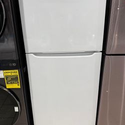 Refrigerator Frigidaire Top Freezer In White 