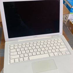 Lot Of 21 Apple MacBook 2009/2010  Mixed Models 