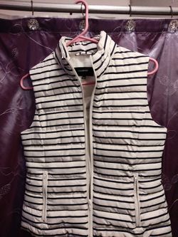 Colebrook Vest in White with Navy Stripes Womens Small Brand New