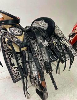 Montura charra bordada