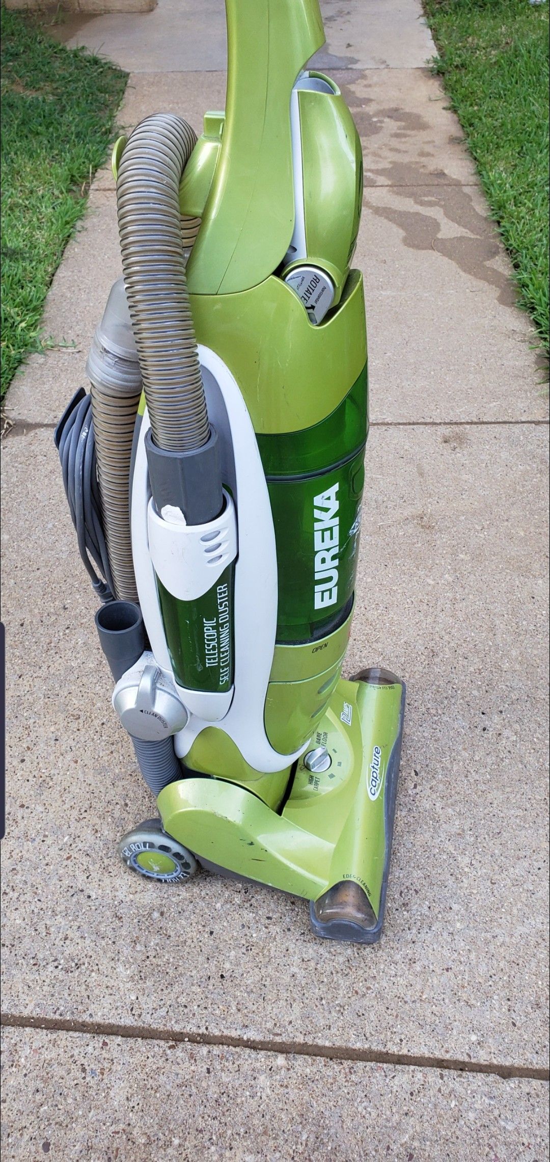 eureka the boss bagless vacuum cleaner. for Sale in Grand Prairie, TX