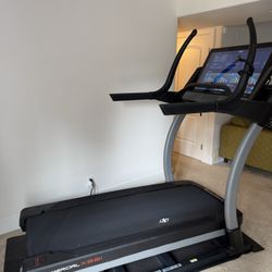 NordicTrack Treadmill x32i - 1 Year Old - Cracked Frame 