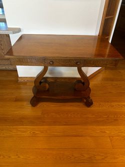 Beautiful antique quarter sawn oak table or desk w/drawer