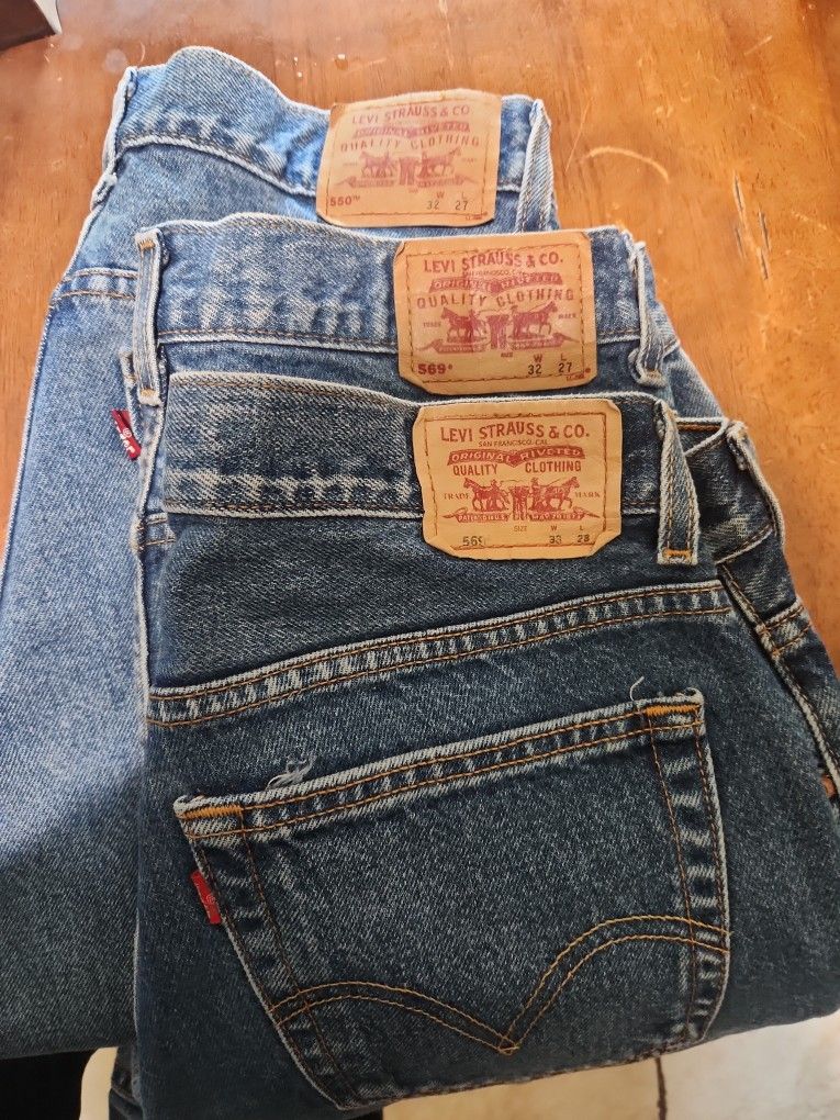 Used Loose Fit LEVIS  EVERLASTING!!!