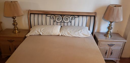 Thomasville Bedroom set, tan.