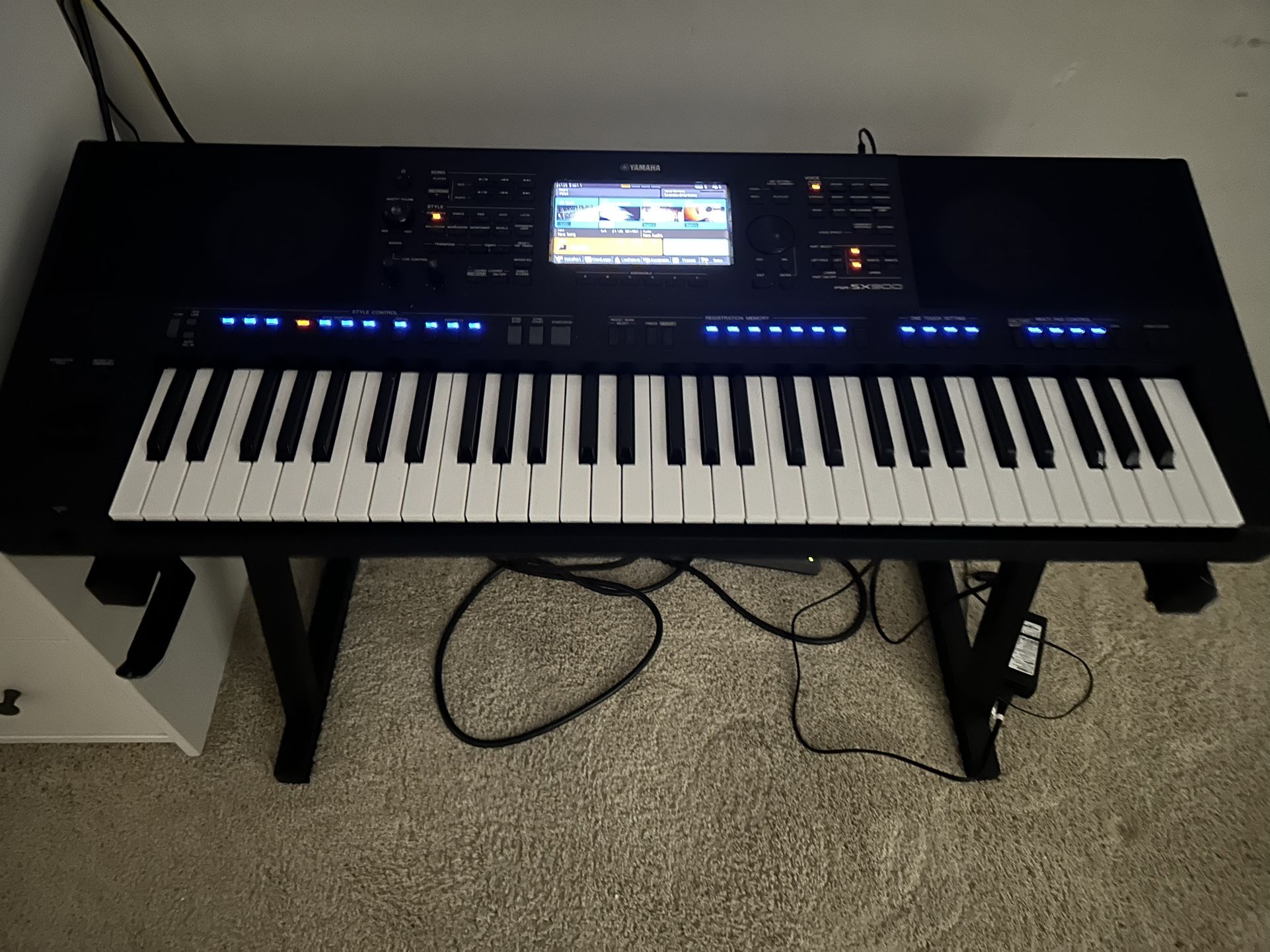 Yamaha PSR-SX900 Keyboard + Stand and Pedals
