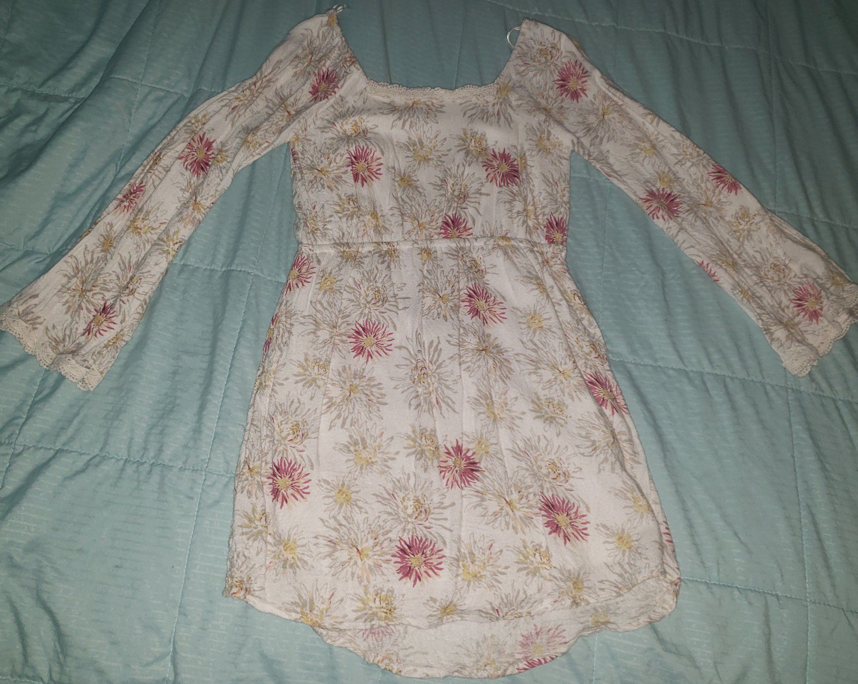 O'neill Girls Flower print Dress Size Small Boho Long sleeves with a little bit of a bell Ivory with pink, tan and yellow wildflowers
