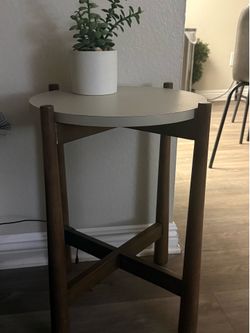 Corner table