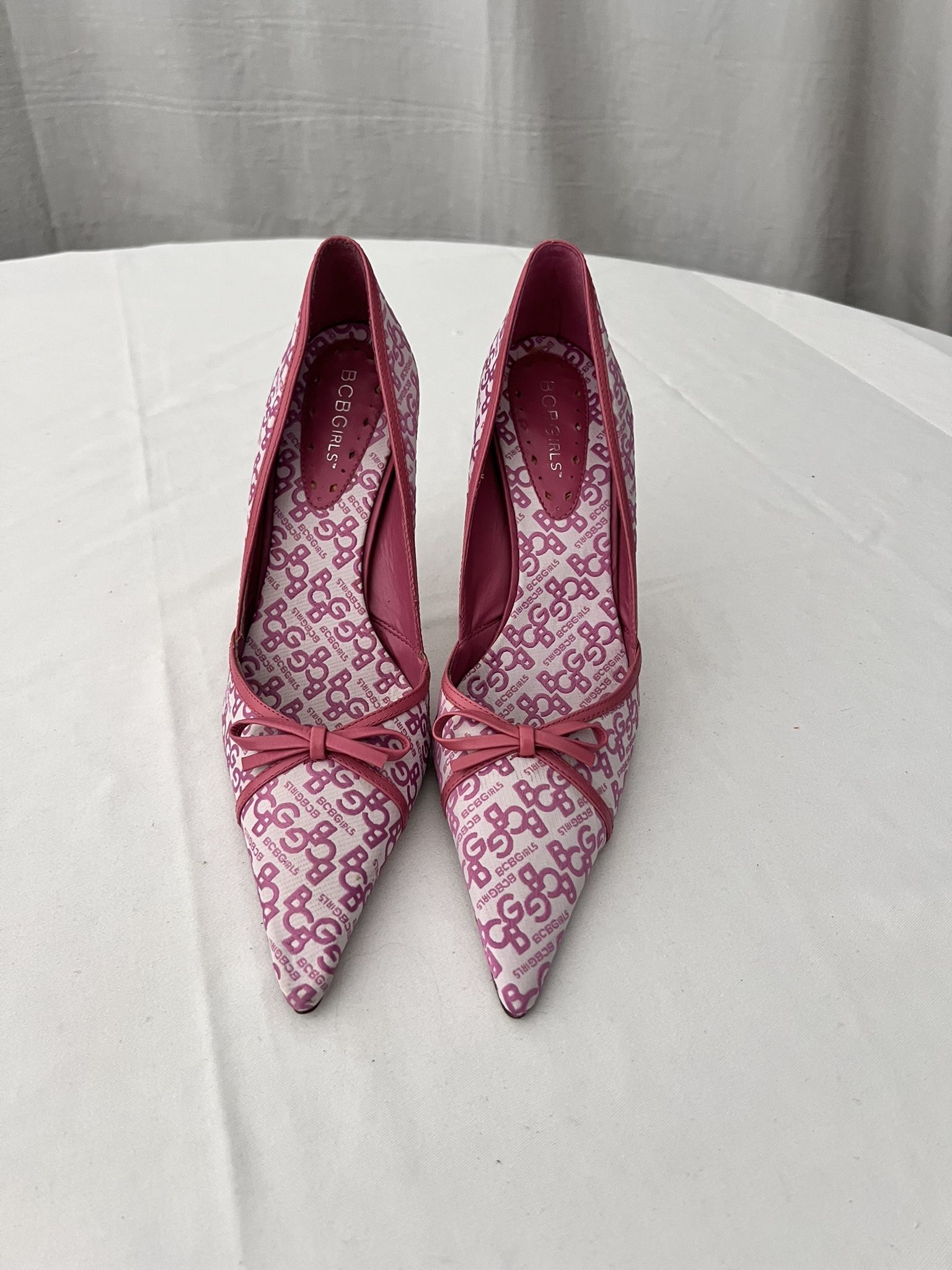 BCBGirl signature pink Fabric Pump With Sculpted Heel And Pointed Toe Shoe Size 8.5 B