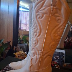 Womens  Size 6 Wild Fable Brand Western Boots Cream Colored