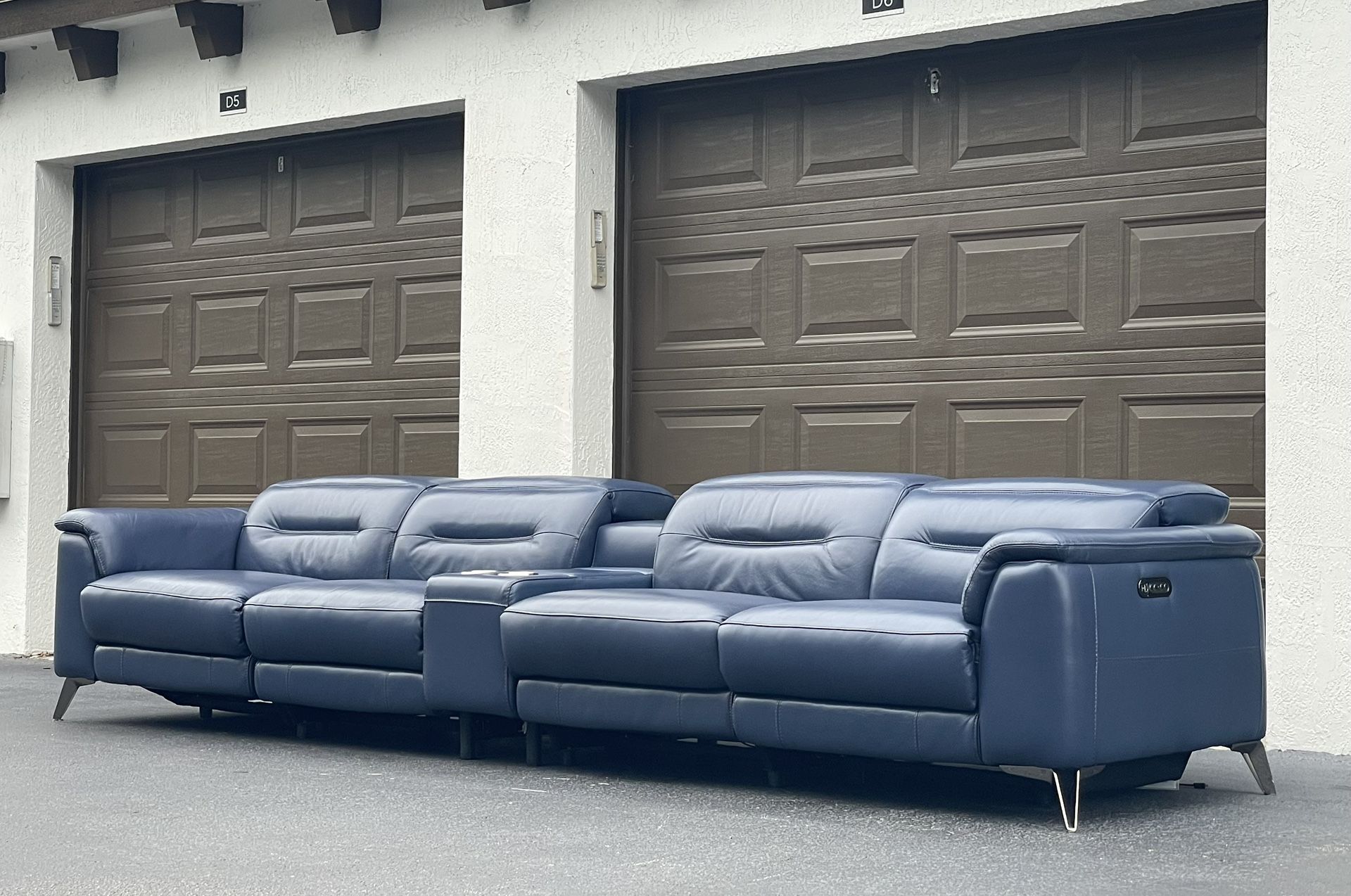 🛋️ Recliners Couch/Sofa - 5 Months Old - Blue - Real Leather - Delivery Available 🚛