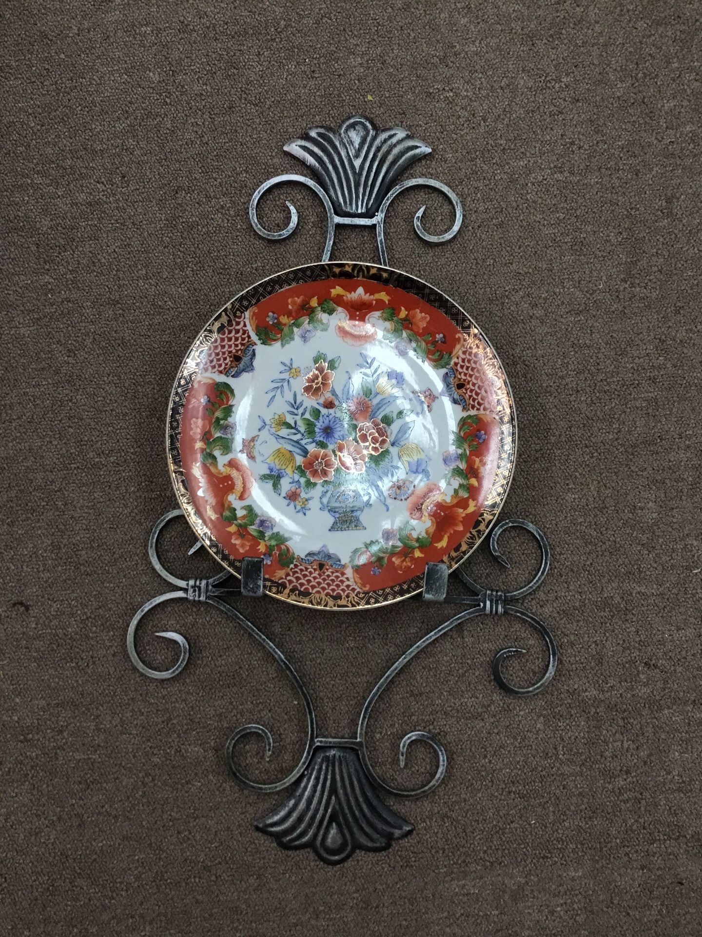 Decorative Plate and Metal Hanging Holder