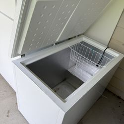 Insignia Chest Freezer 10.2 Cu.ft. 