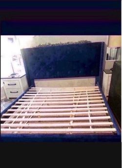 Cama tamaño  cal king en buenas condiciones color azul $400 de la mueblería U.S.