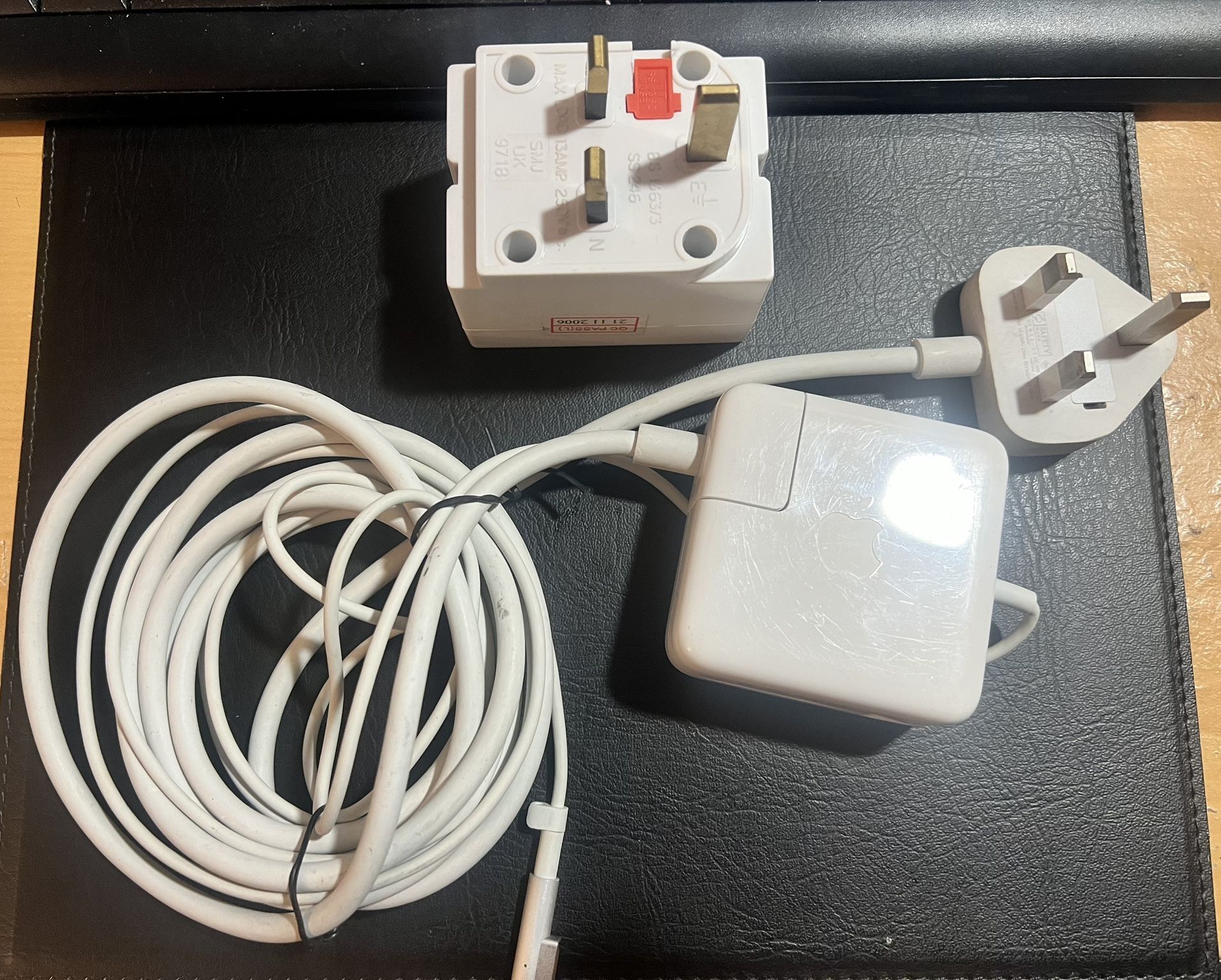 Apple MagSafe 45W Power Adapter (**UK-style 3-prong) for MacBook - White (A1374)