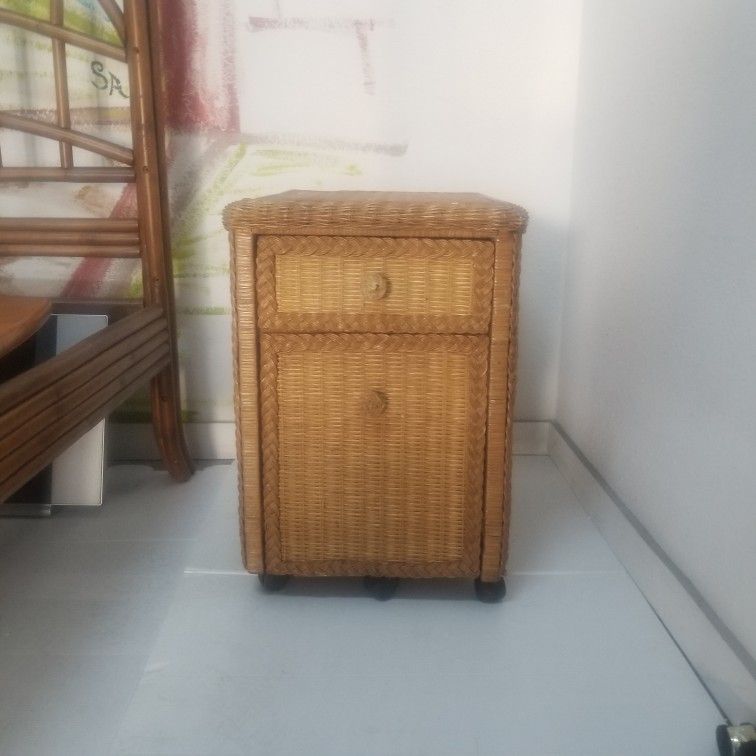Wicker File Cabinet made by Pier One. Has 1 Drawer For Office Supplies And 1 Drawer For Files. This Piece Has 5 Wheels.