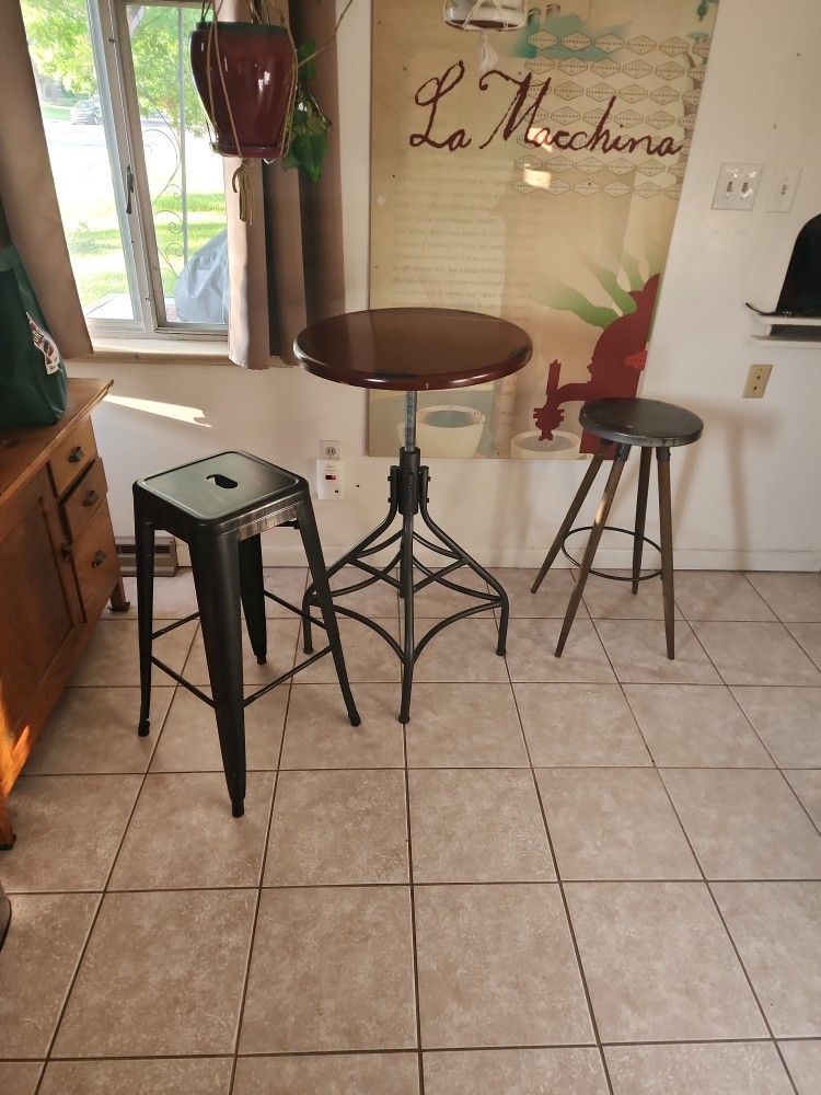 Bar / Breakfast Table + 2 Barstools