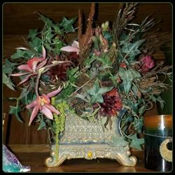 GORGEOUS REAL DRIED FLOWER FLORAL ARRANGEMENT BOUQUET HIGH QUALITY ORNATE VASE FOOTED BOX CONTAINER W/ LID