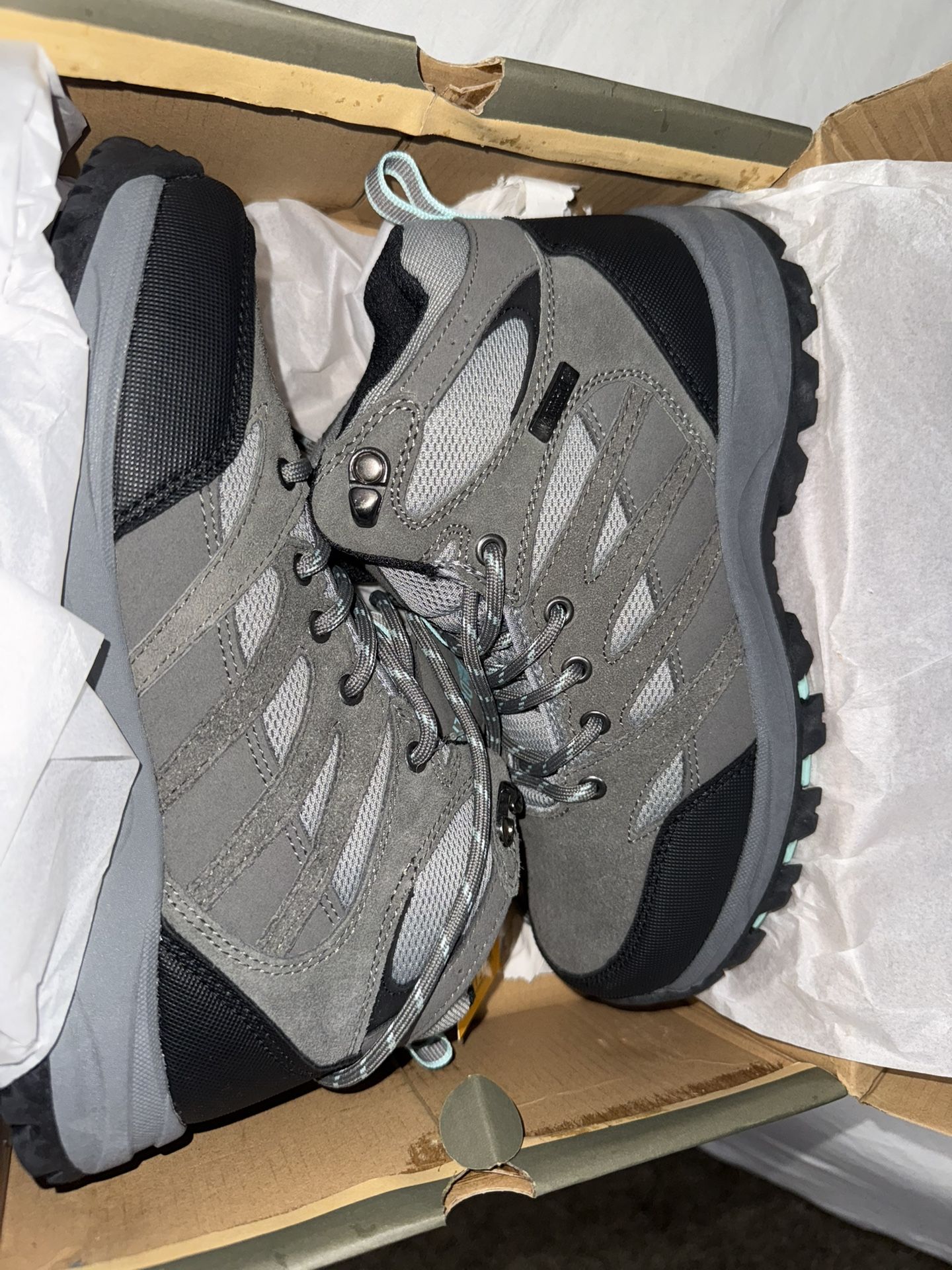 Women / Girl Size 6 1/2 Snow Boots