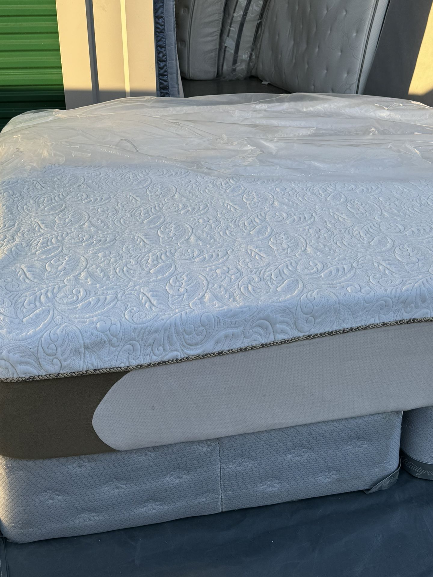 USED KING SIZE ICOMFORT MEMORY FOAM COOL GEL MATTRESS WITH BOX SPRINGS DELIVERY 🚚 AVAILABLE