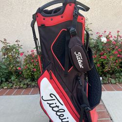 Titleist golf bag (kick stand)all the zippers are good,good quality and condition)
