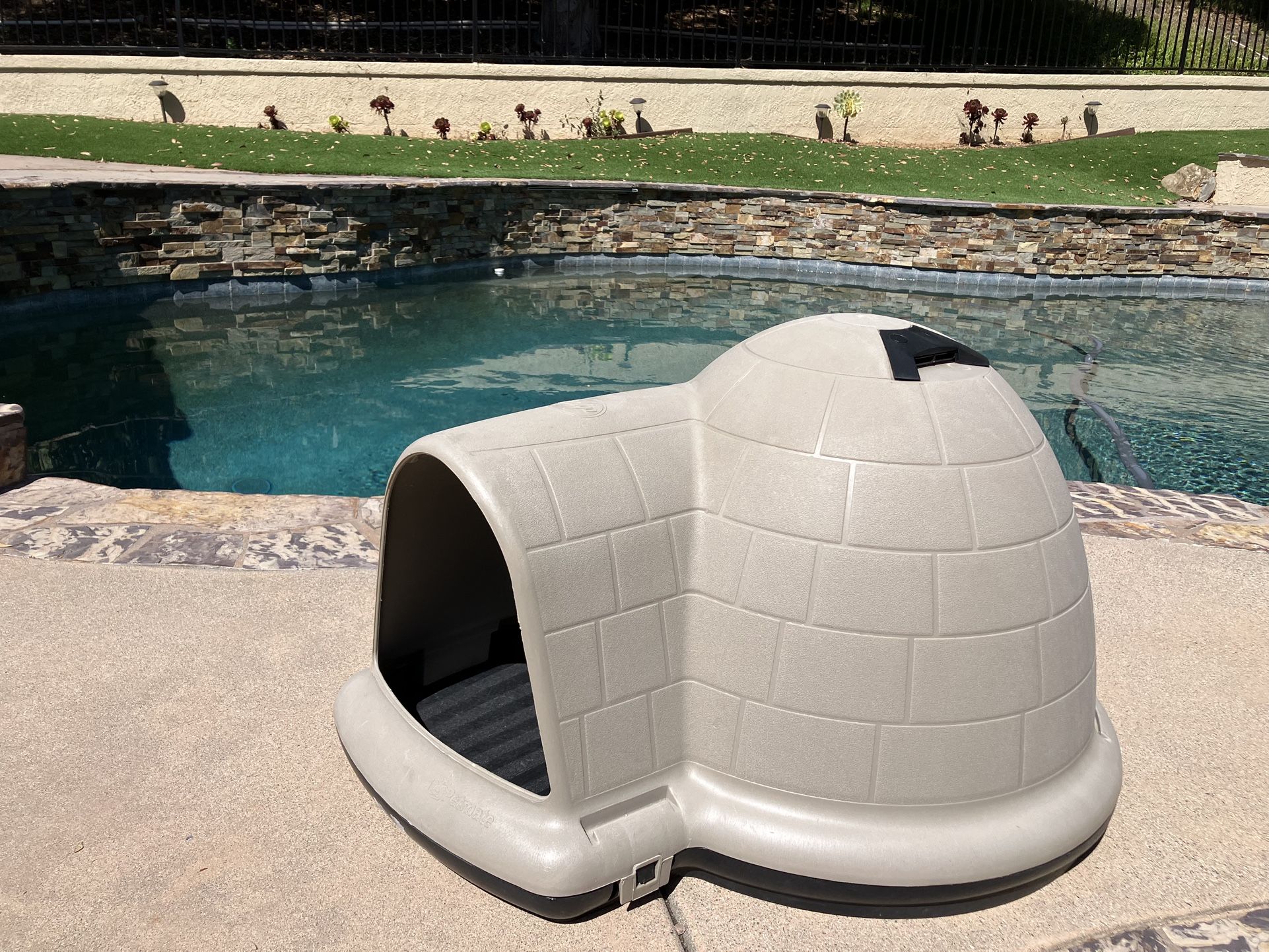 π¦ FOR SALE: Petmate Indigo Dog House β $90 (Used Once!)