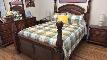Dark Wood Four-Poster Bedroom Set