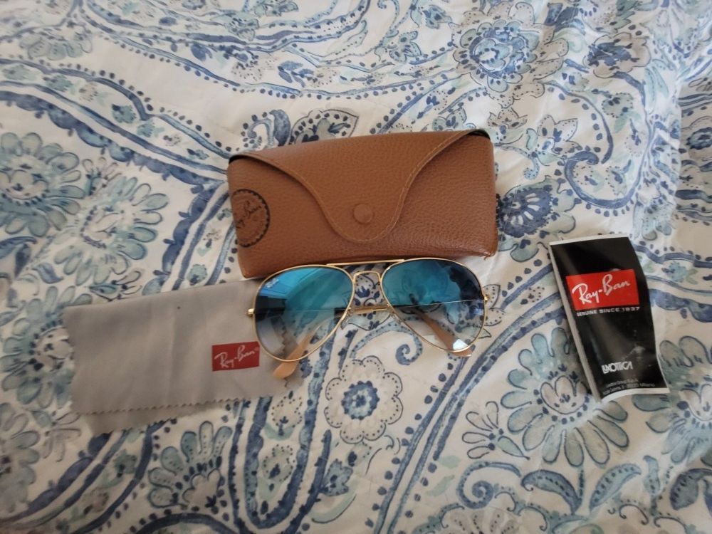 RAYBAN Aviator Sunglasses With Case $70 Pickup In Oakdale