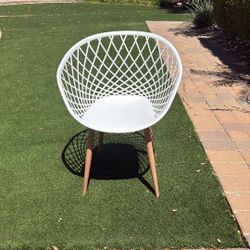 White Wood Leg Chair 
