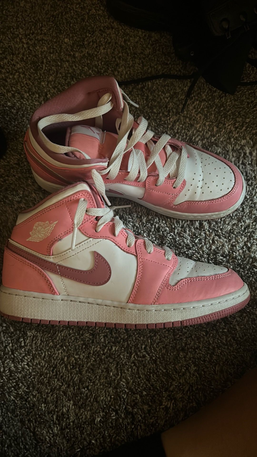 Jordan 1 mid valentines 2023
