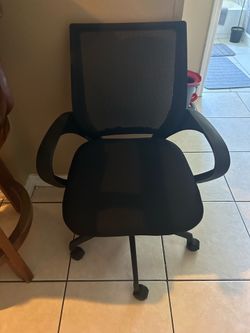 Computer chair. Has broken leg but still works