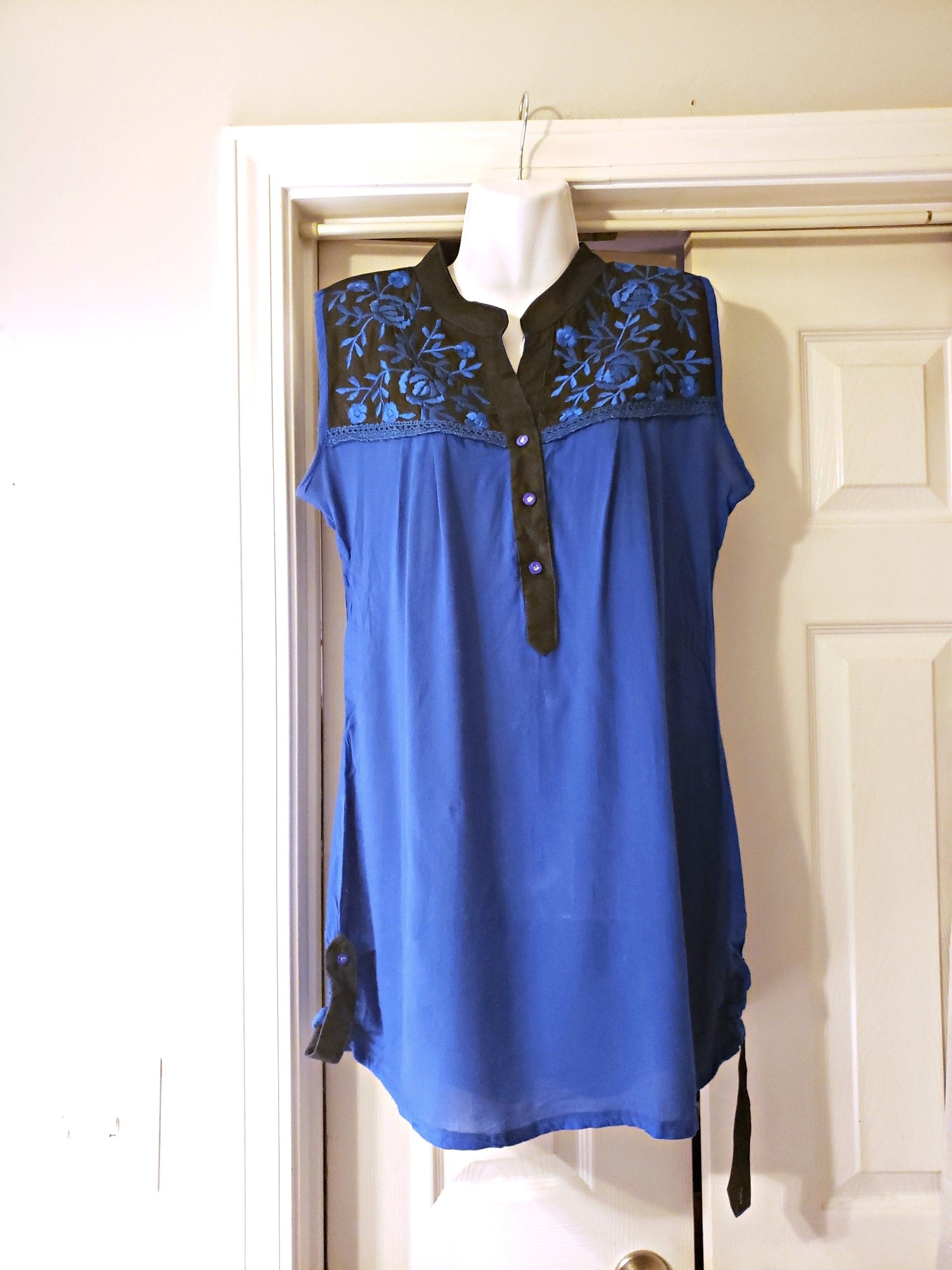 FAIRLY NEW BLUE AND BLACK DRESS PLUS SIZE WITH FLOWERS SIZE XXL