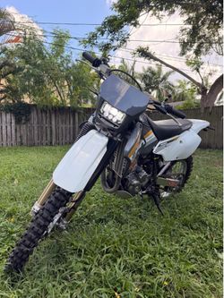 Se vende ZUZUKI DR Z 400