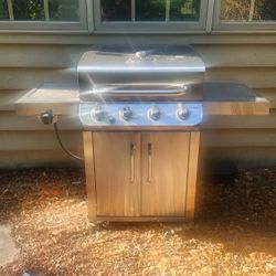 4 Burner Gas Grill (Char Broil)