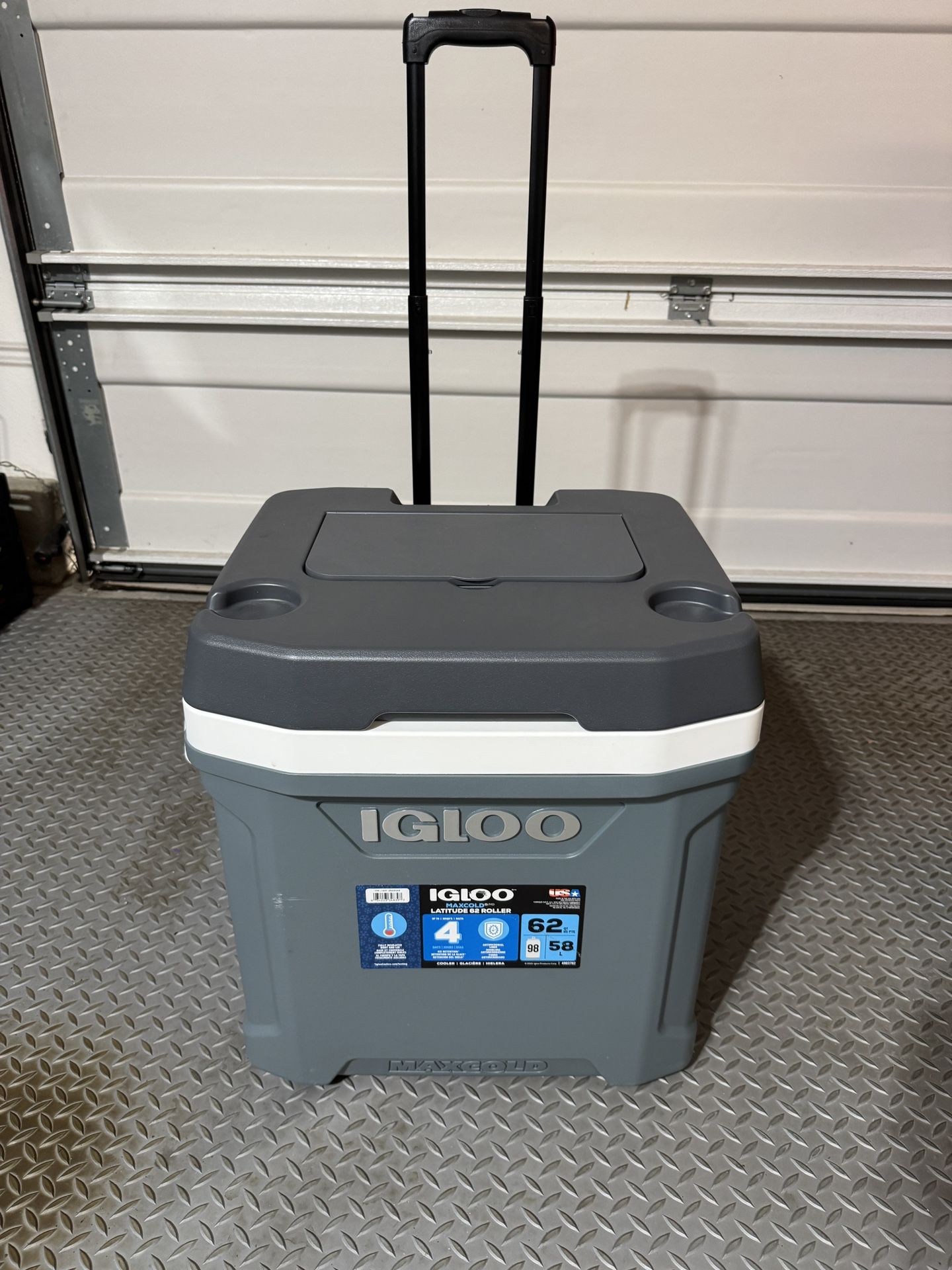 ❄️ Igloo Latitude 62 Qt Roller Cooler