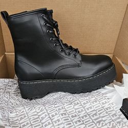 Womens Madden Bettyy Combat Boots Size 10 for Sale in Chino Hills, CA -