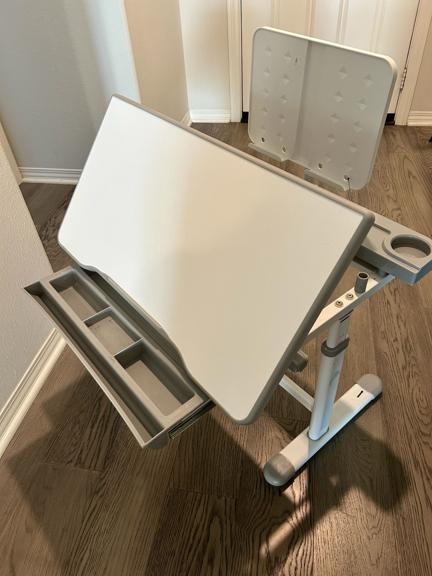 Kid 2 Youth Ergonomic Desk