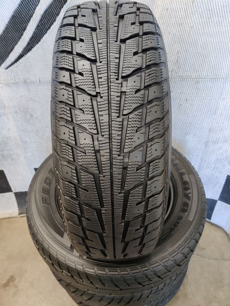 225/65r17 "Near Brand New" Federal Himalaya SUV studless winter snow tires