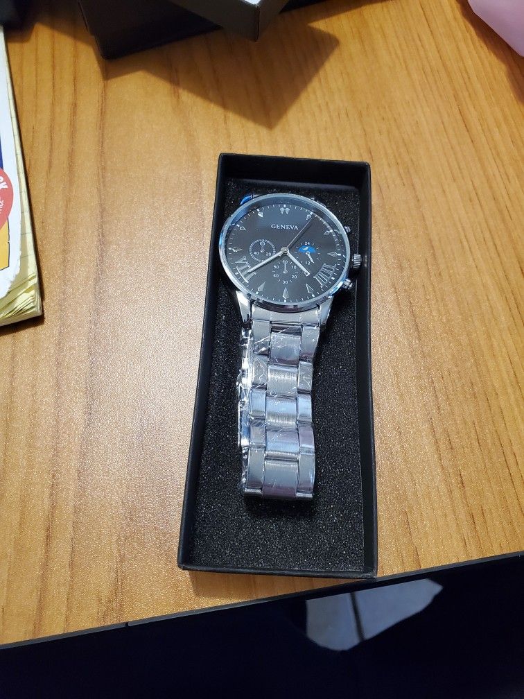 GENEVA MENS WATCH FLEXABLE BAND NEW IN PLASTIC SILVER COLOR DOWELS ON WATCH ARE FOR SHOW ONLY