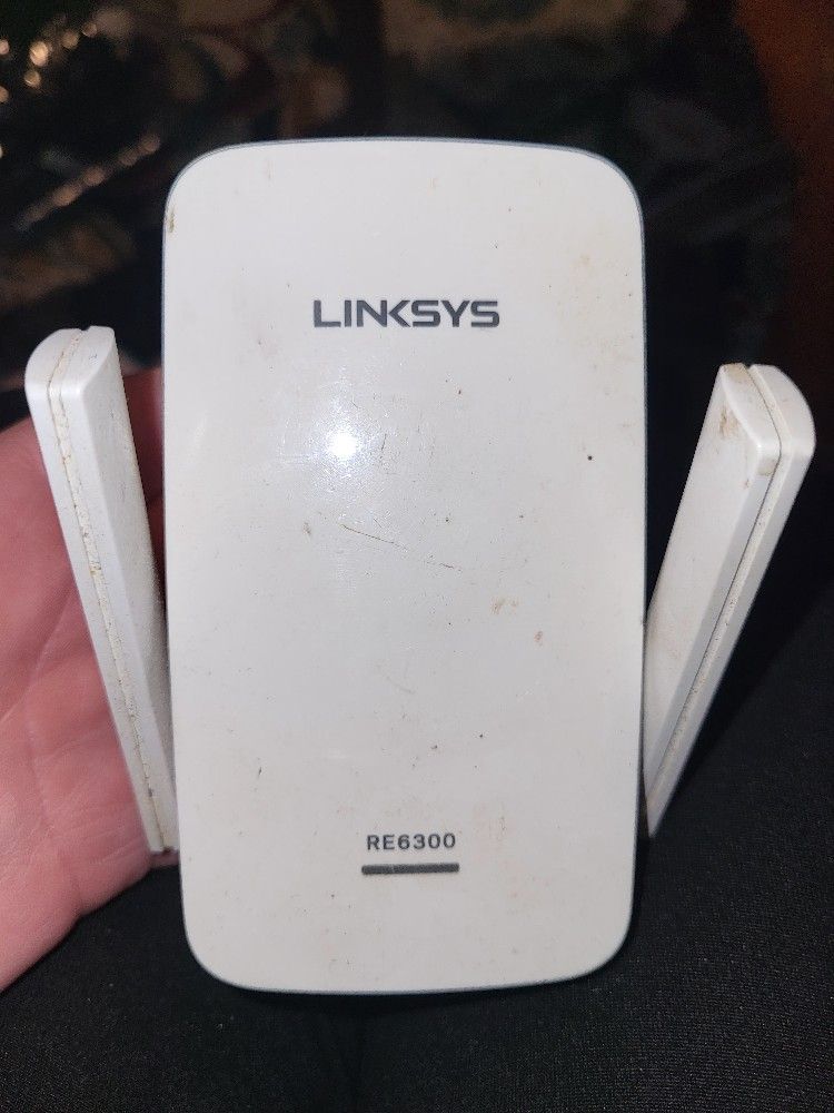 Linksys RE6300 AC750 Boost Wi-Fi Range Extender.