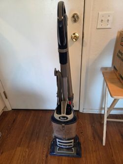 VACUUM WITH ATTACHMENT/ SHARK