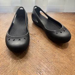 Size 7 CROCS Casual Or Work Wear Comfortable All Day Women’s Shoes